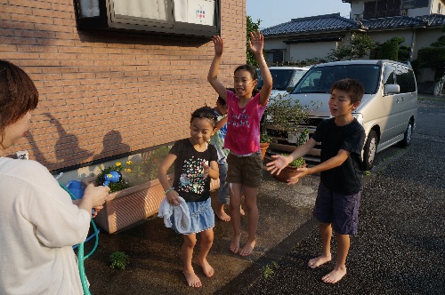 水浴び お迎え付き夜間保育 学童保育の認定npo法人あっとほーむ 横浜市都筑区 港北ニュータウン